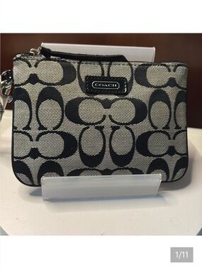 Coach  wristlet  pouch  signature canvas/black patent and smooth leather excelle